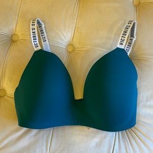 Victoria’s Secret Wireless T-Shirt Bra 34DD